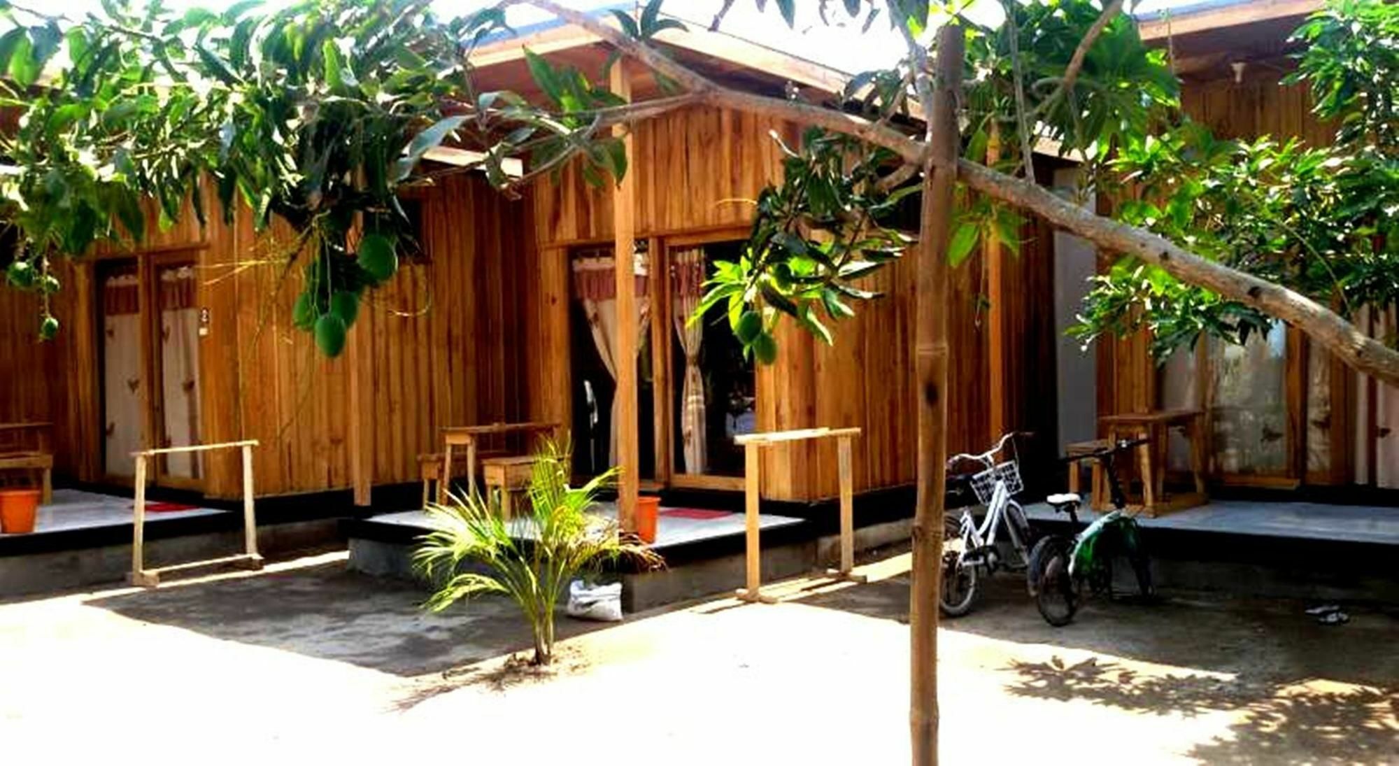Beach Box Bungalow Gili Trawangan Exterior photo